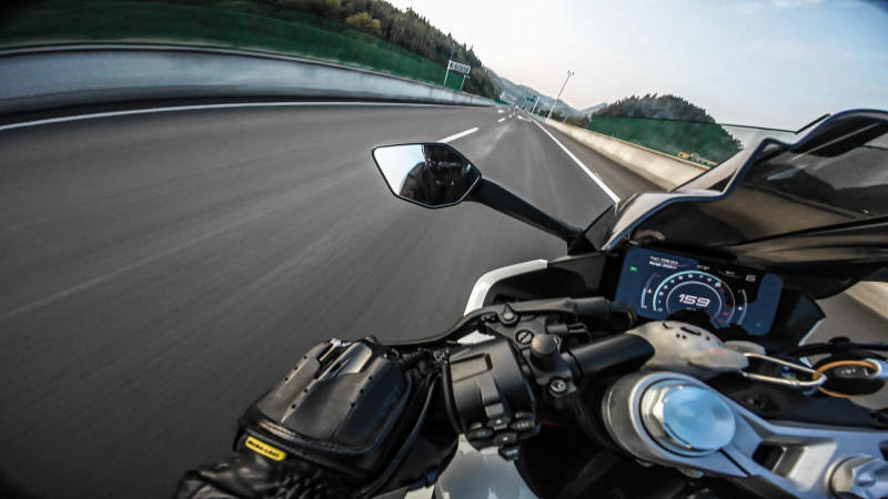 疾驰在公路上图片