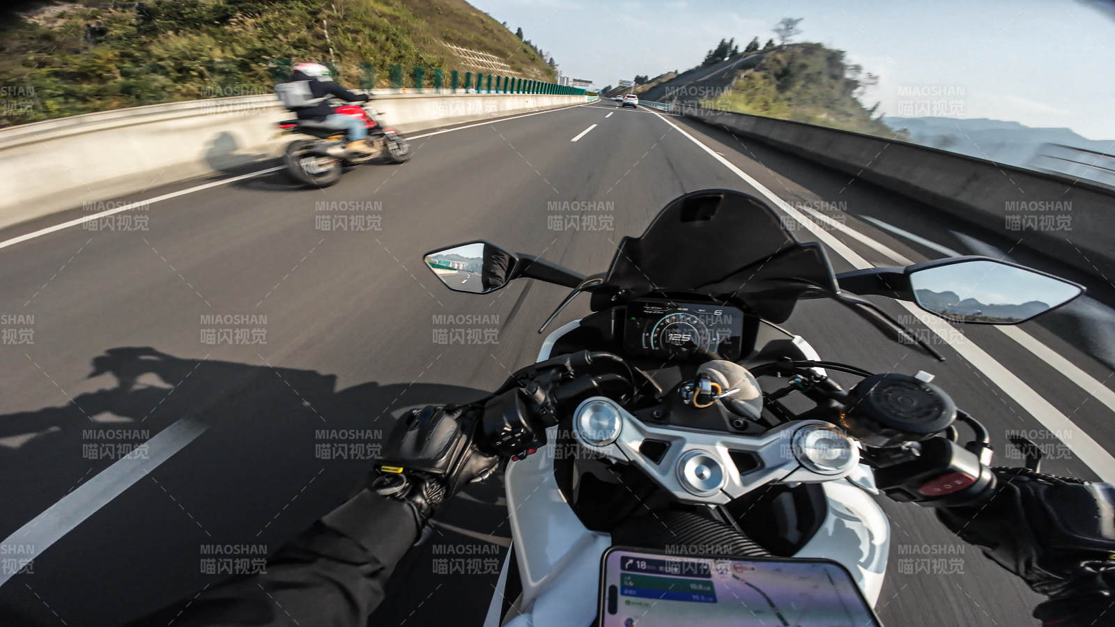 疾驰公路 自由骑行图片