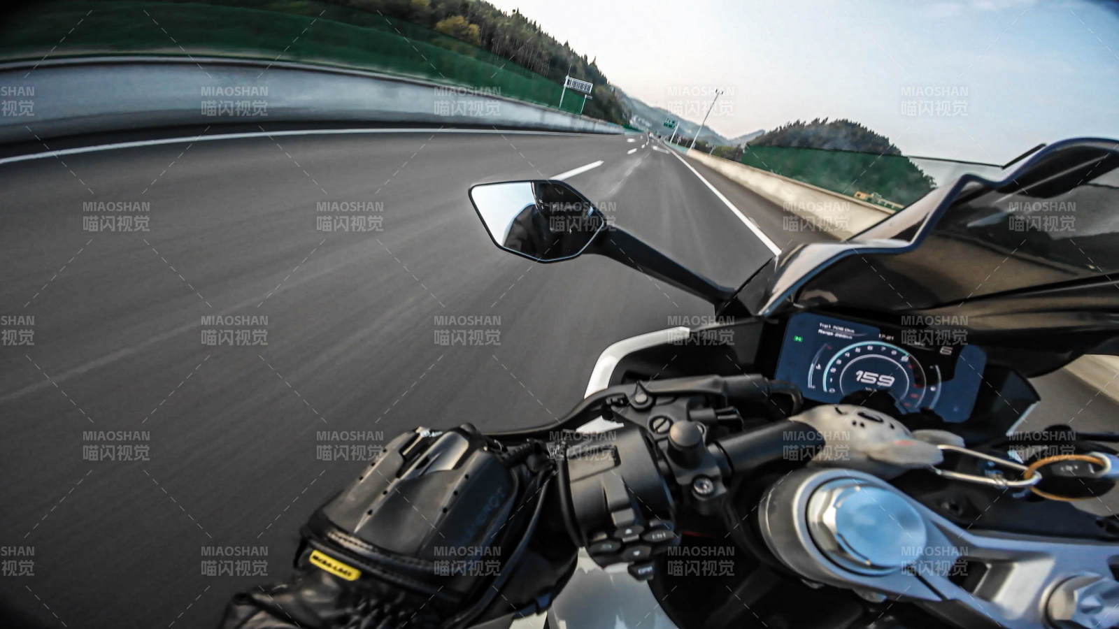 疾驰公路 风驰电掣图片