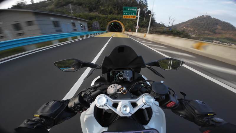 疾驰向隧道图片