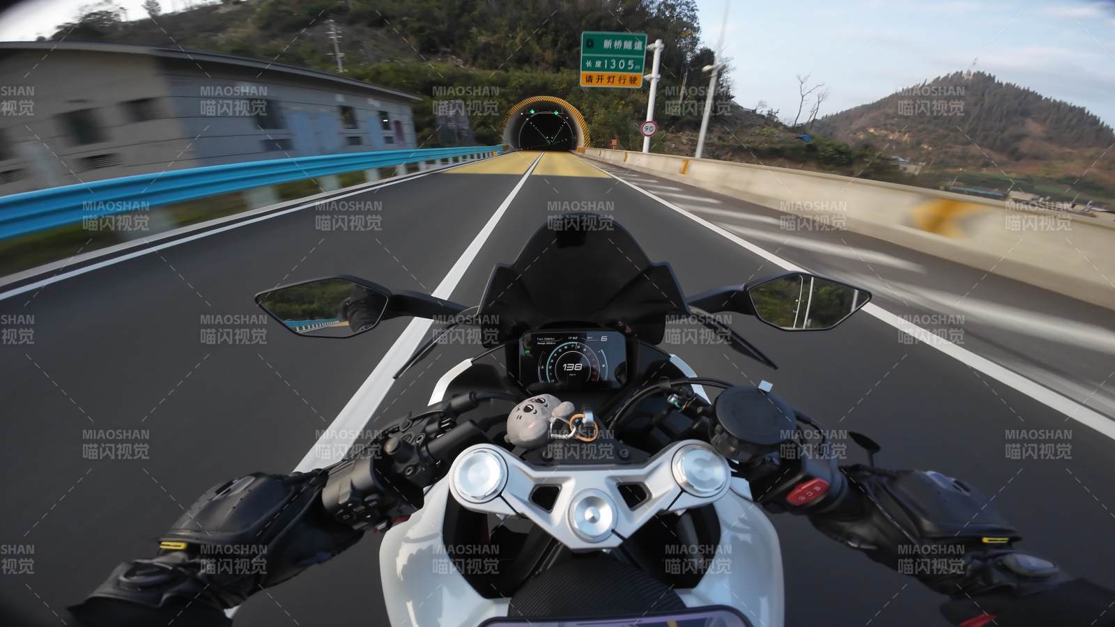 疾驰向隧道图片