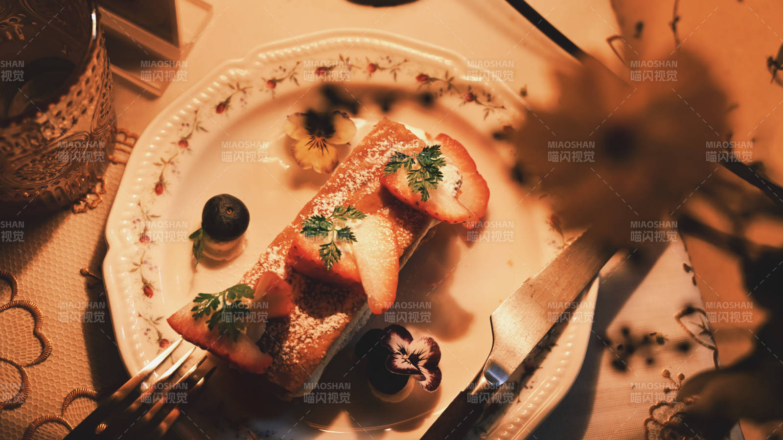 精致甜点摆盘图片