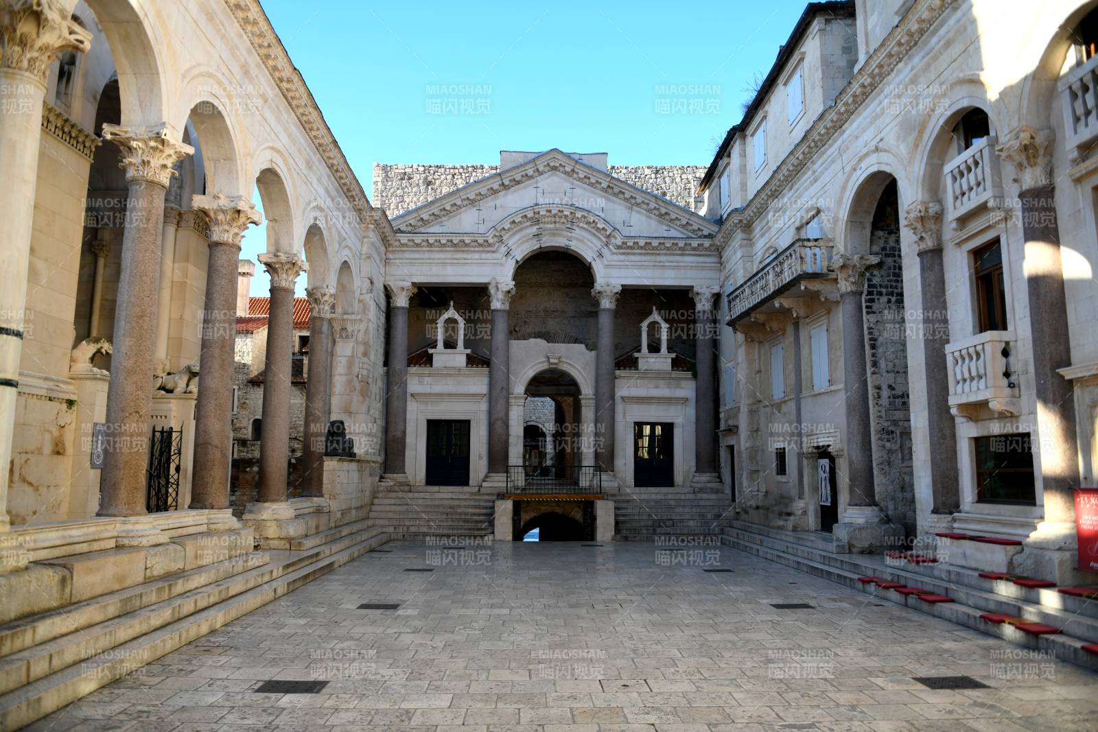 克罗地亚 古建筑庭院风光图片