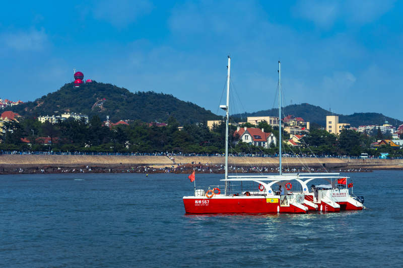 红船碧海望远山图片