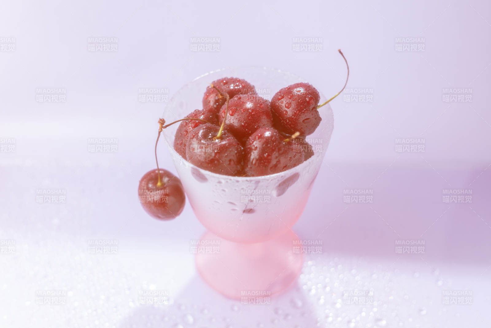 樱桃满杯 晶莹剔透图片