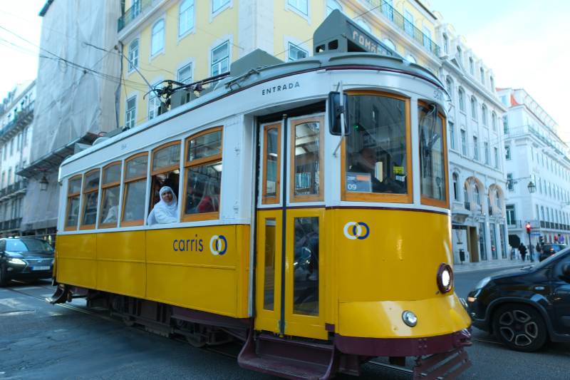 黄色电车穿行街头图片