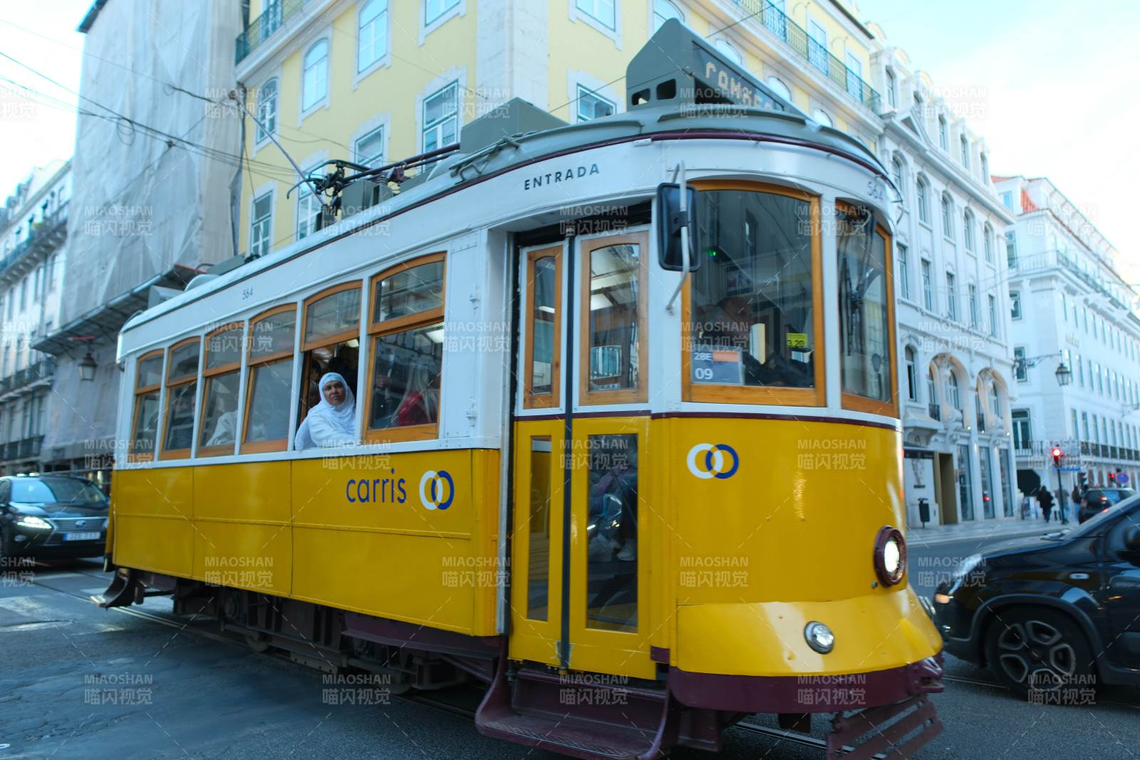 黄色电车穿行街头图片