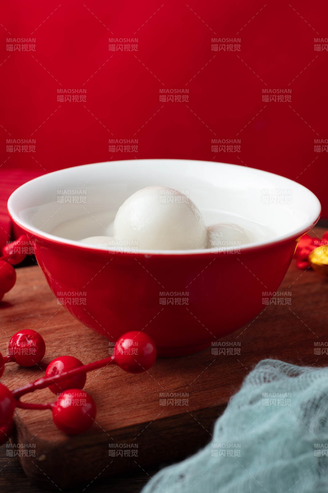 木托盘红碗汤圆图片