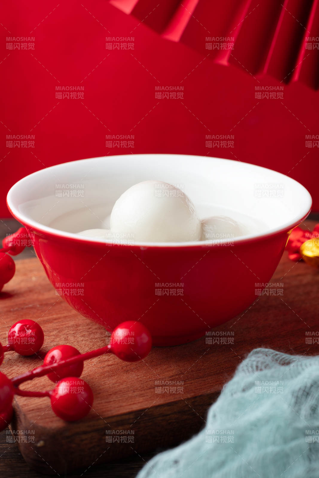 木托盘红碗汤圆图片