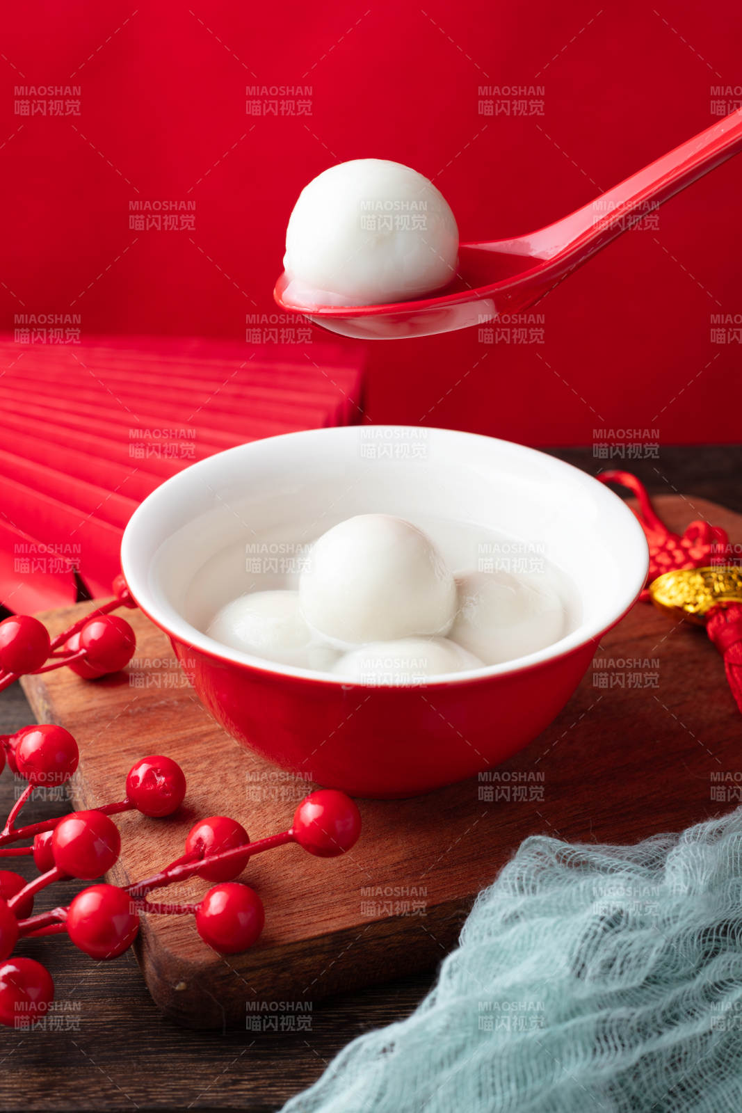 木托盘红碗汤圆图片