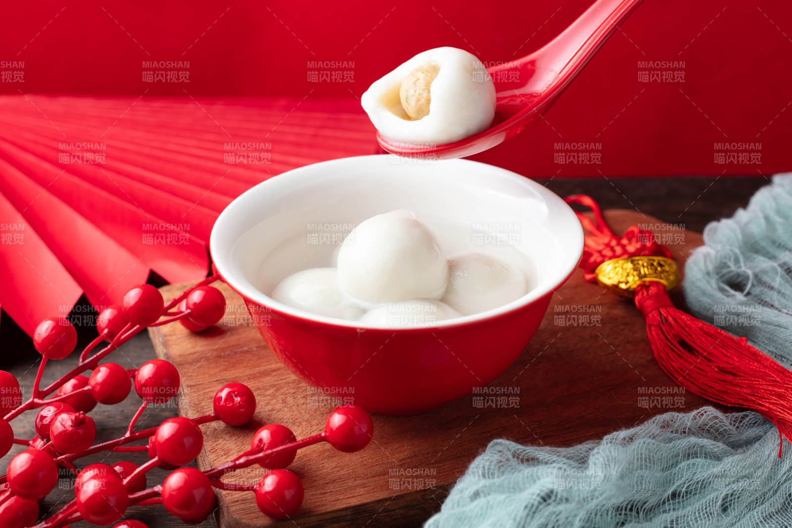 木托盘红碗汤圆图片