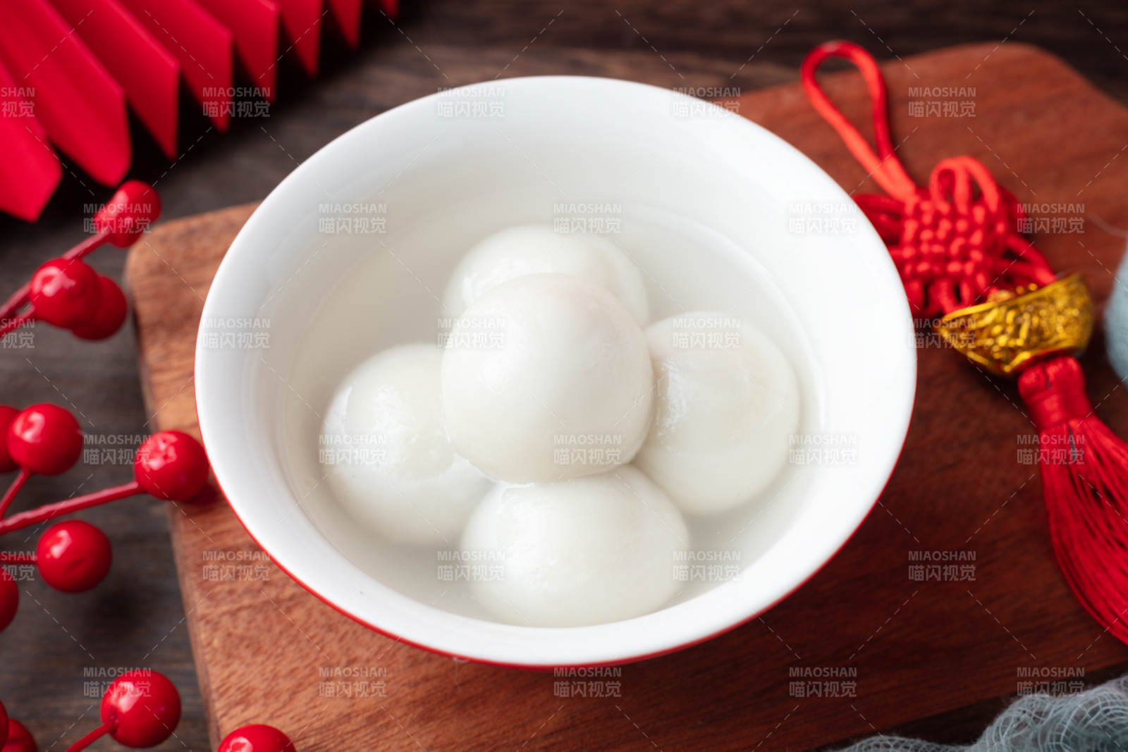 木托盘红碗汤圆图片