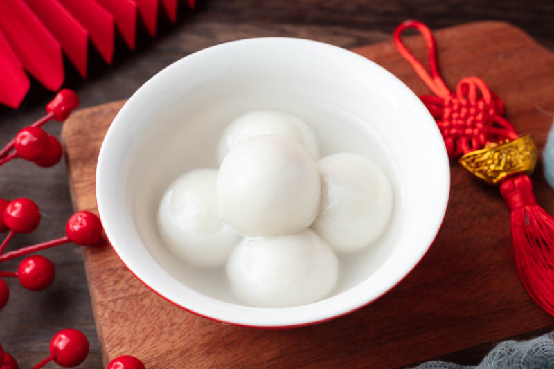 木托盘红碗汤圆图片