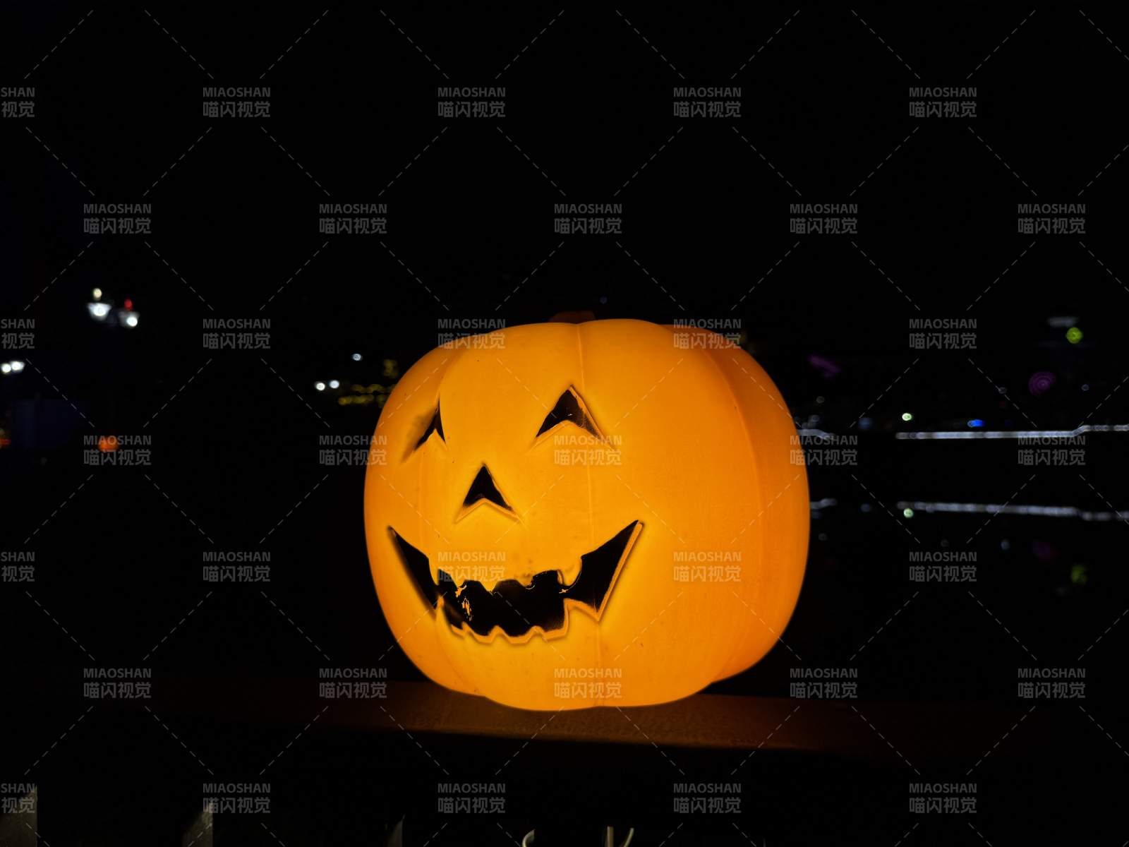 南瓜灯照亮夜空图片