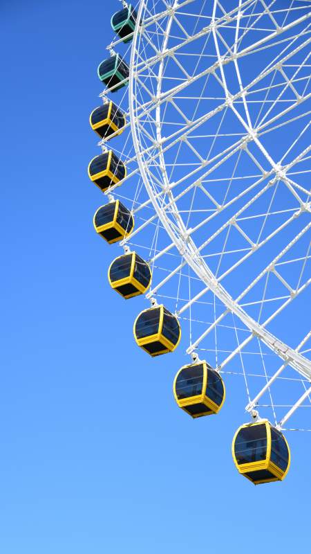 摩天轮蓝天映衬图片