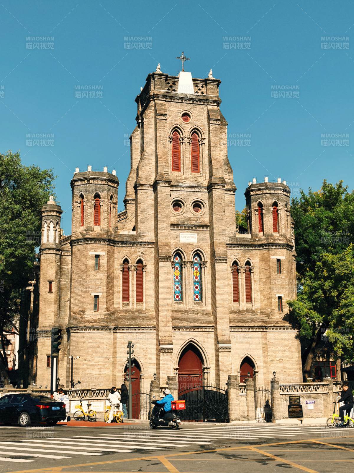 教堂前的街景——天津图片