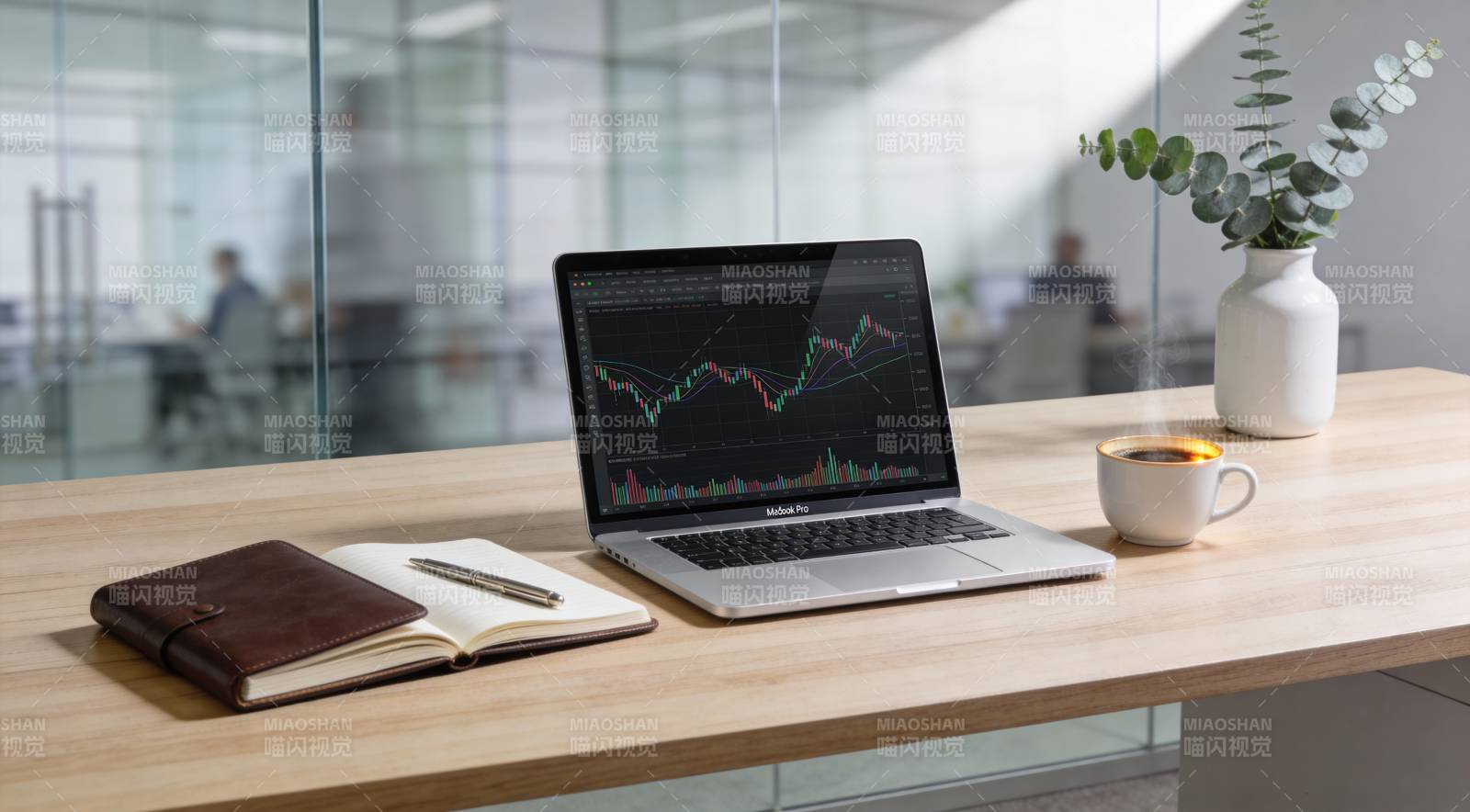 办公桌上的工作场景图片