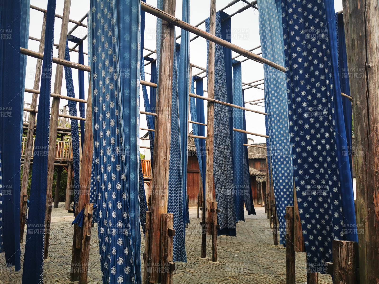 蓝染布匹风干中图片