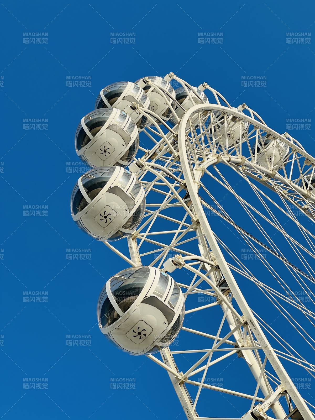 摩天轮蓝天映衬图片