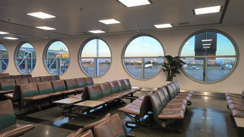 机场候机厅圆形窗景图片