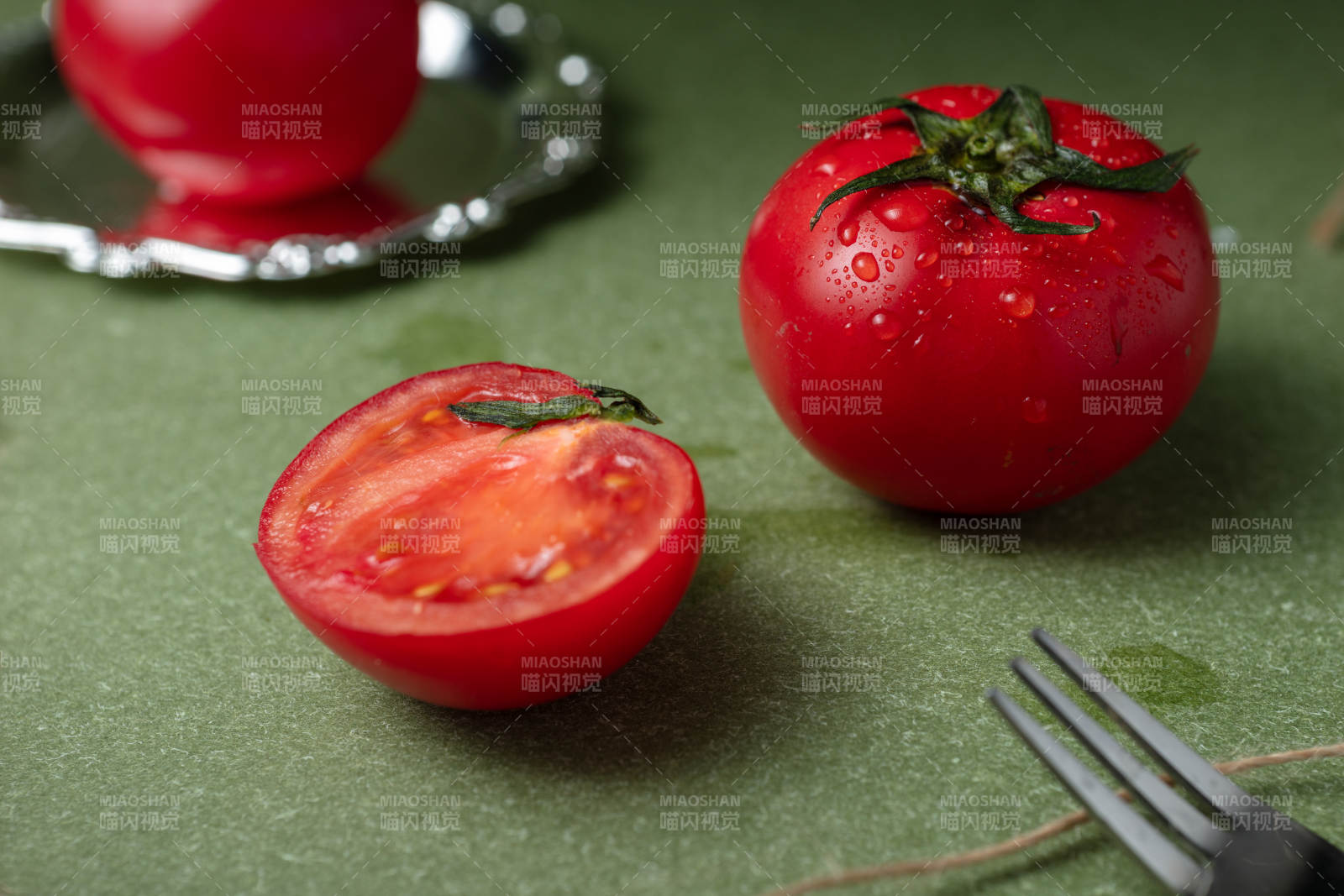 新鲜番茄切半特写图片