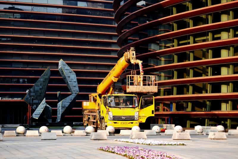 高空作业车在现代建筑前图片