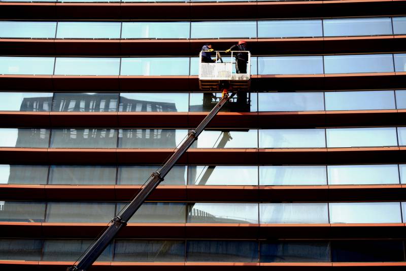 高空作业维护大楼图片