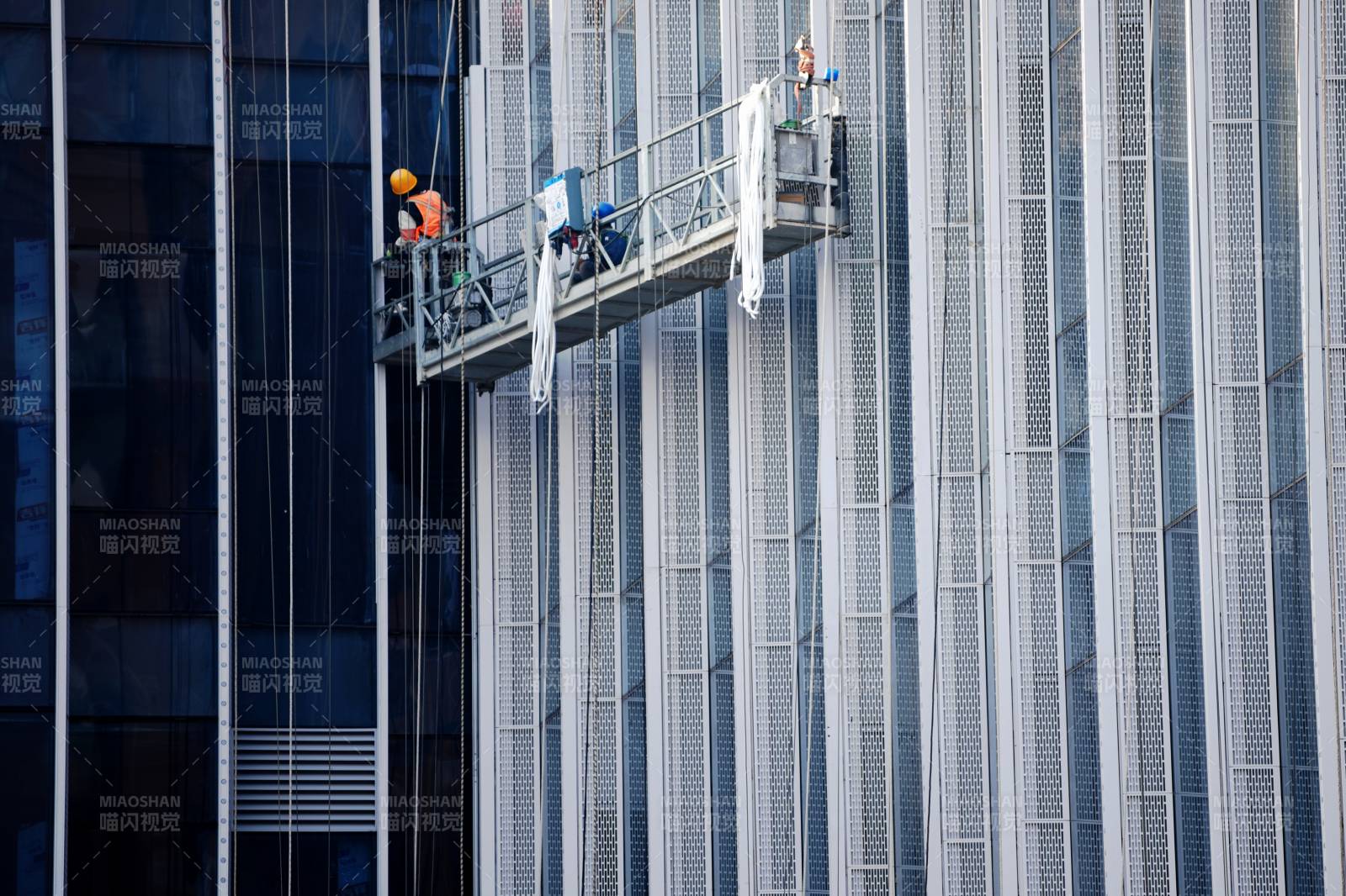 高空作业清洁大楼图片