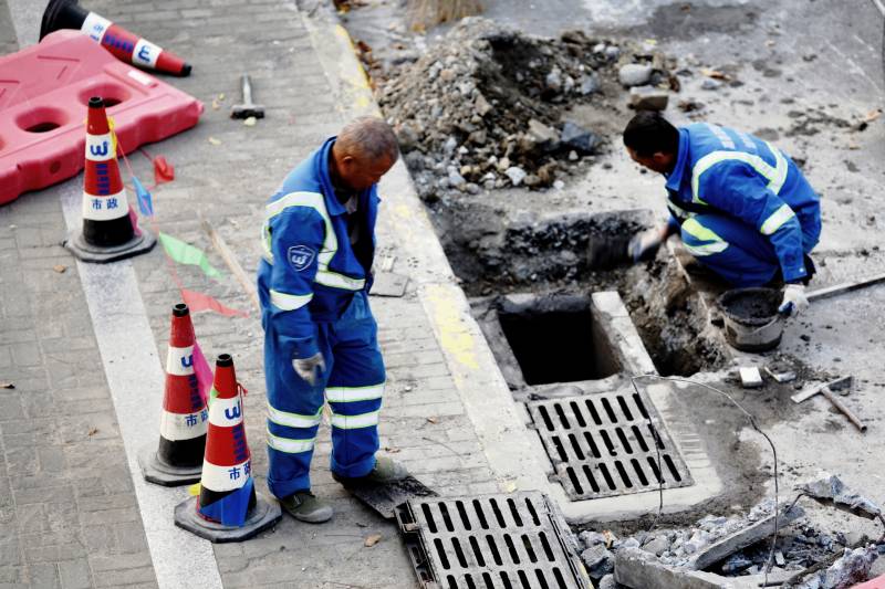 工人维修地下管道图片