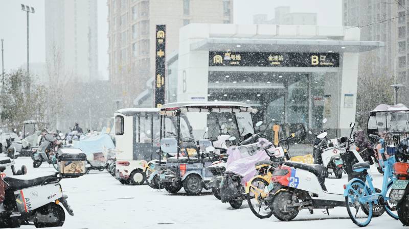 雪中地铁站口图片