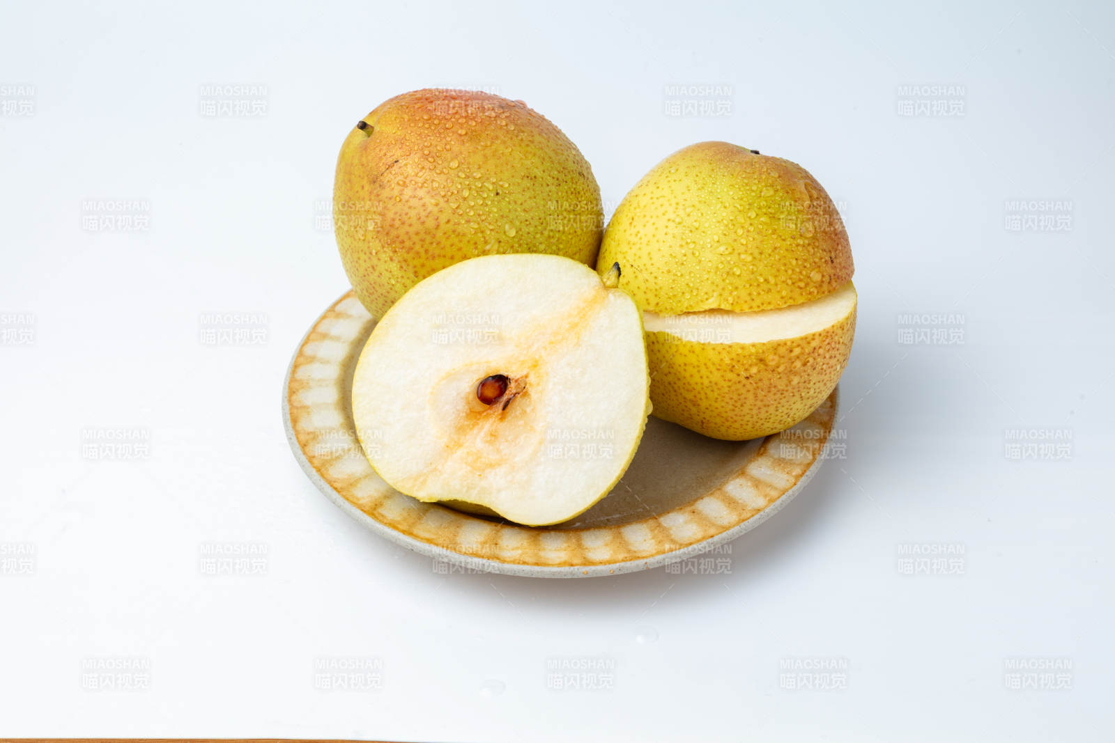 新鲜梨子切开展示图片