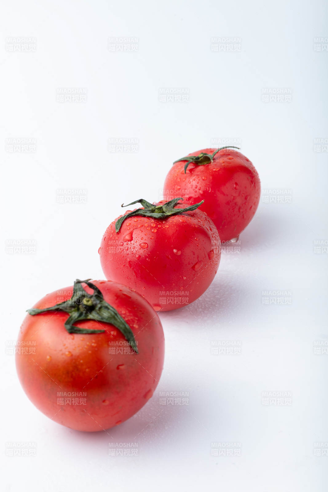 三颗红番茄图片
