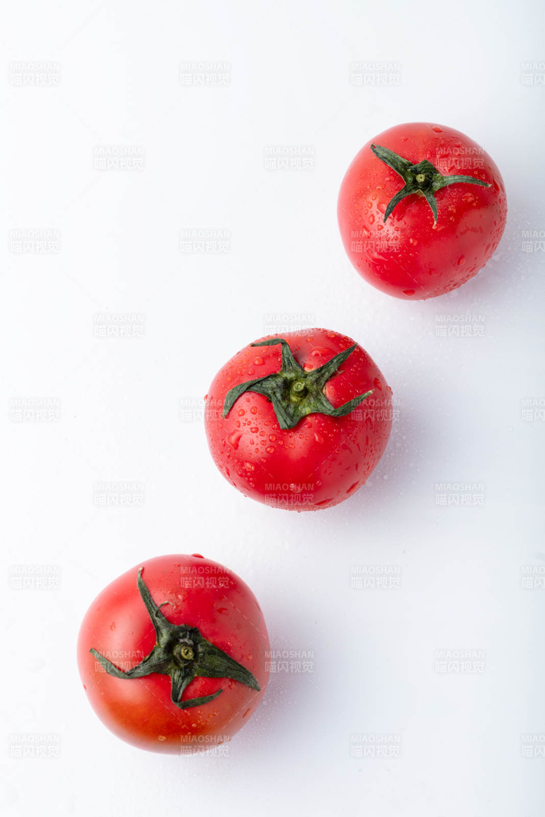 三颗红番茄图片
