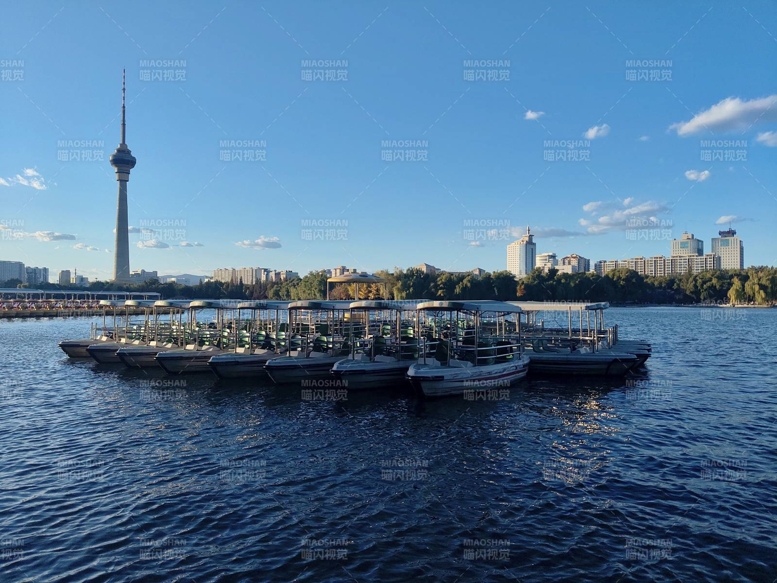 中央电视塔旁湖畔游船与塔景图片
