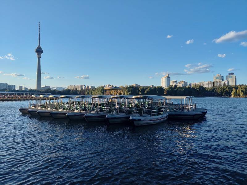 中央电视塔旁湖畔游船与塔景图片