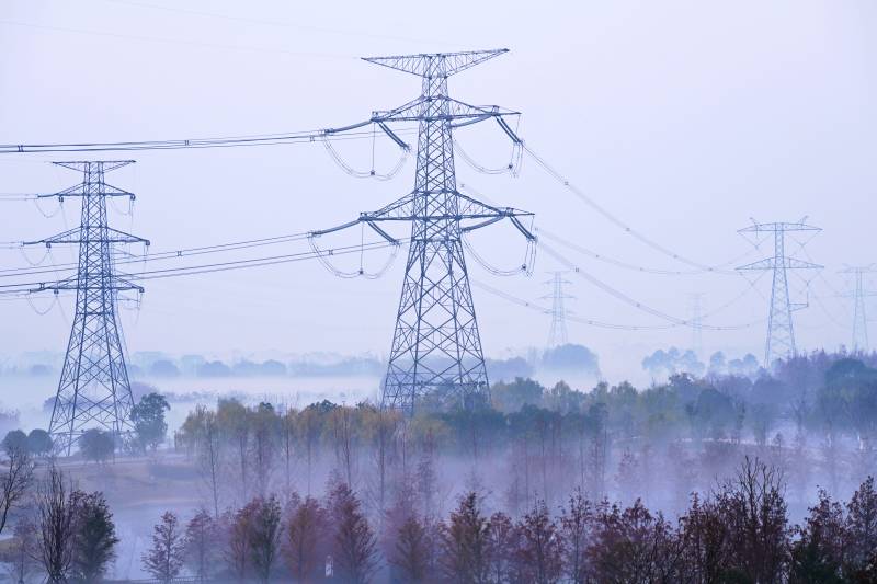 雾中电塔林立图片