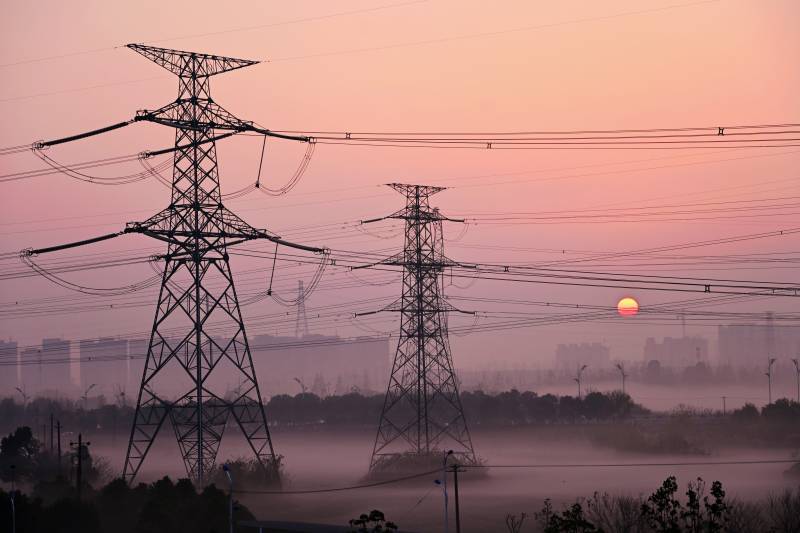 晨曦中的高压电塔图片