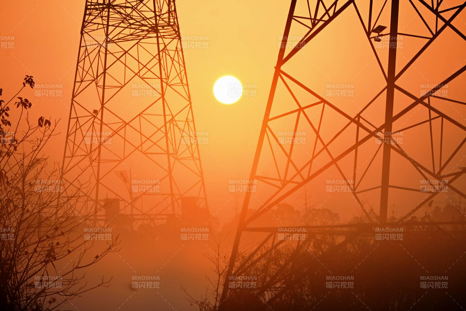 朝阳里的铁塔剪影图片