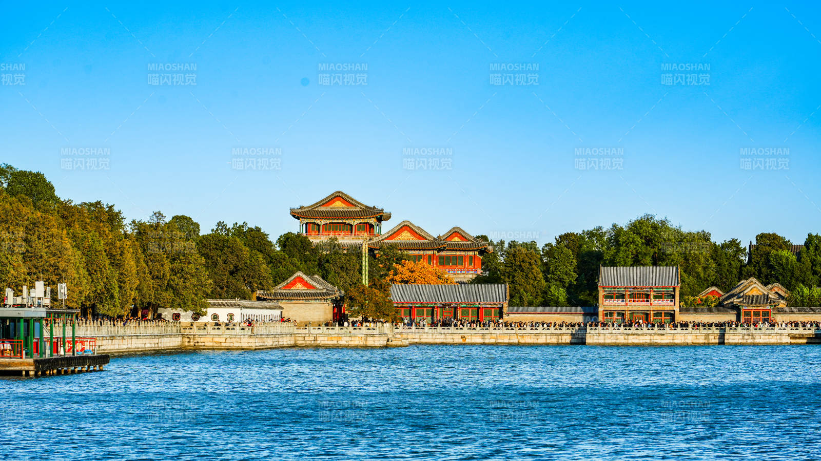 颐和园湖畔古建筑群图片