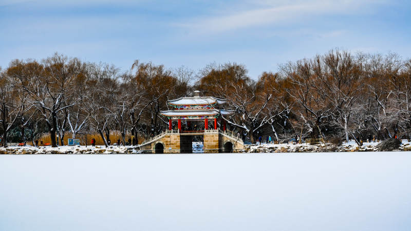 颐和园冬日湖畔古亭图片