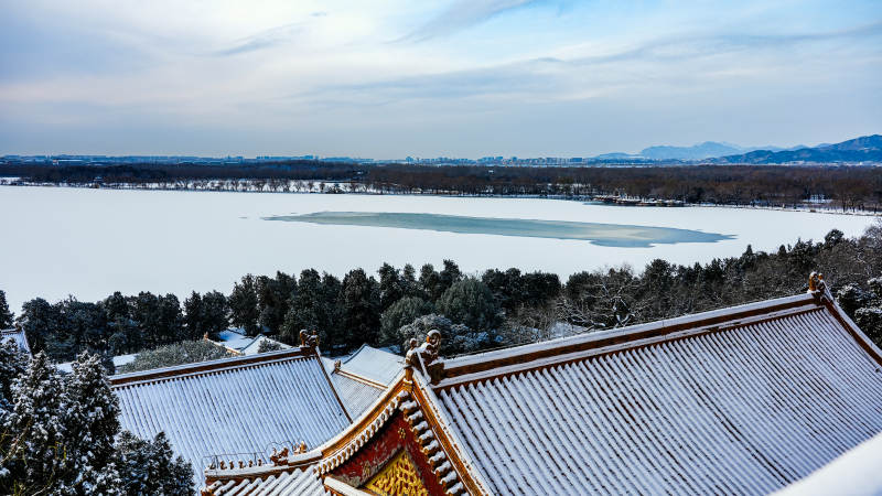 颐和园雪覆古殿湖景图片