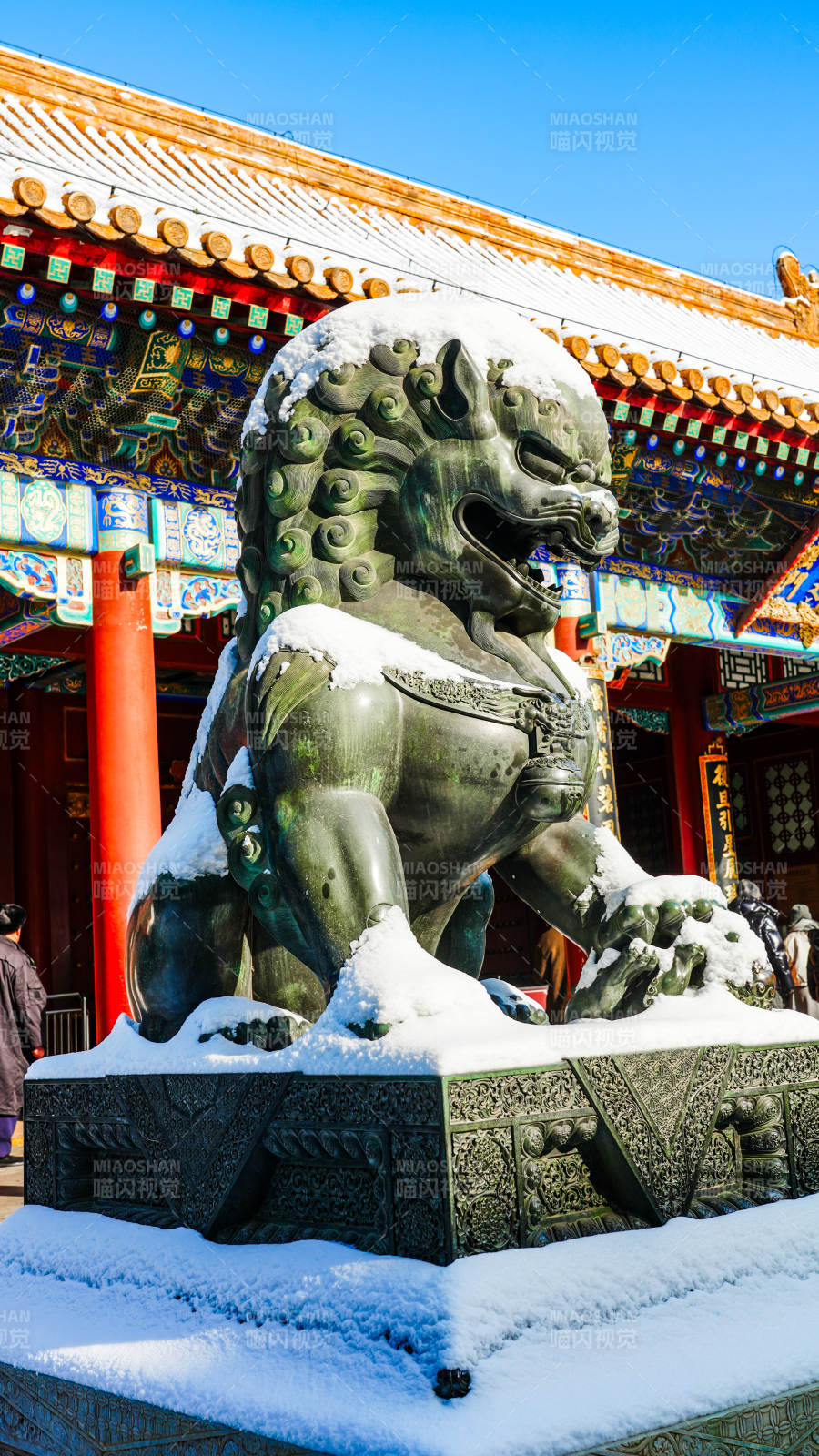 颐和园雪覆铜狮守殿前图片