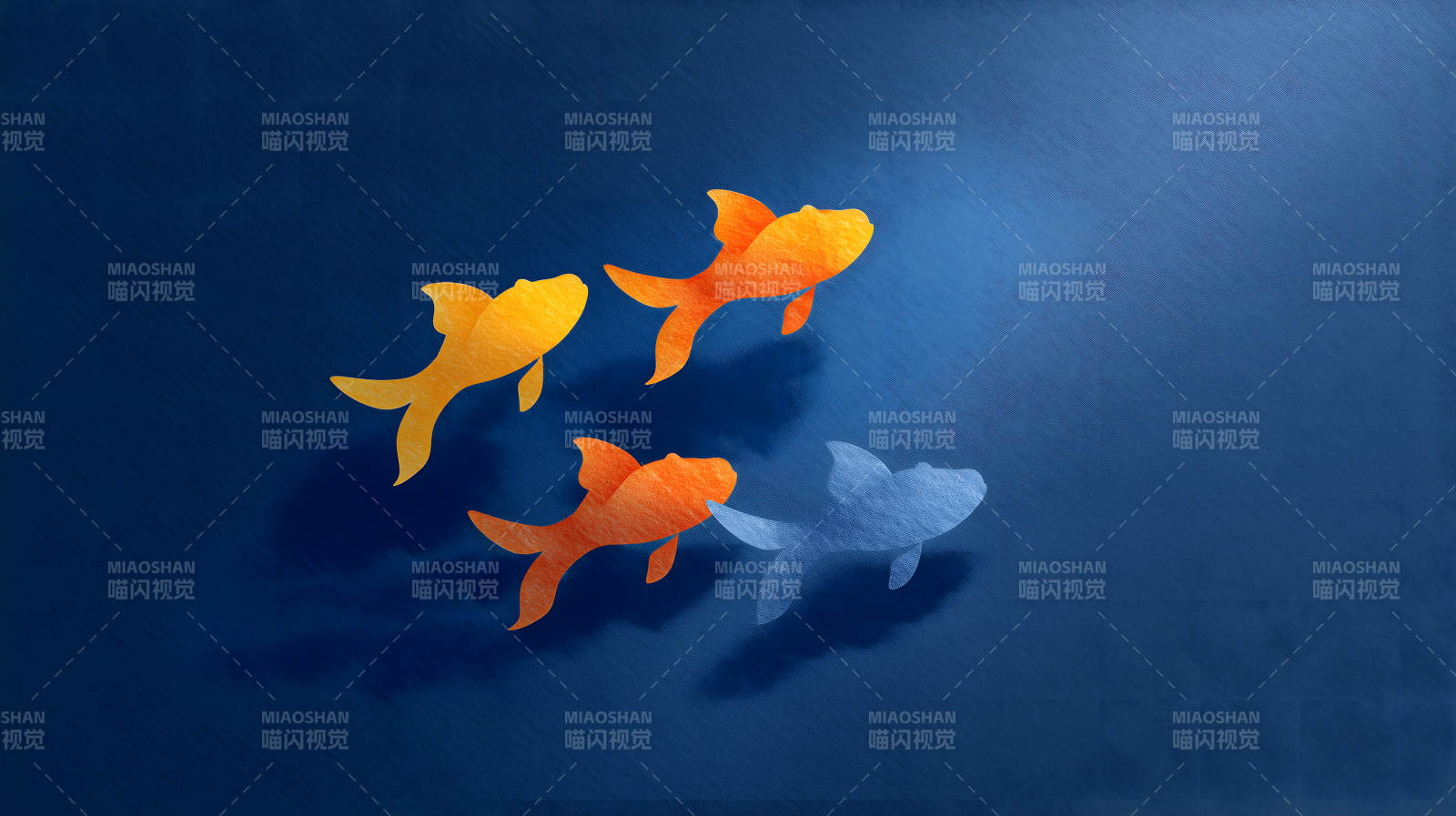 三条金鱼在蓝色海里游动图片