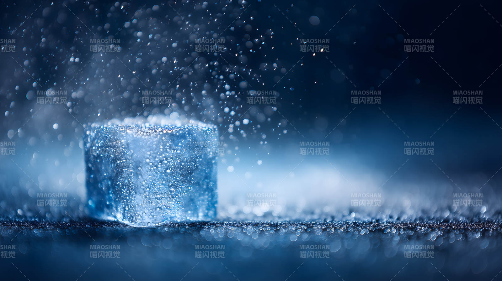 冰块晶莹剔透水滴飞溅图片