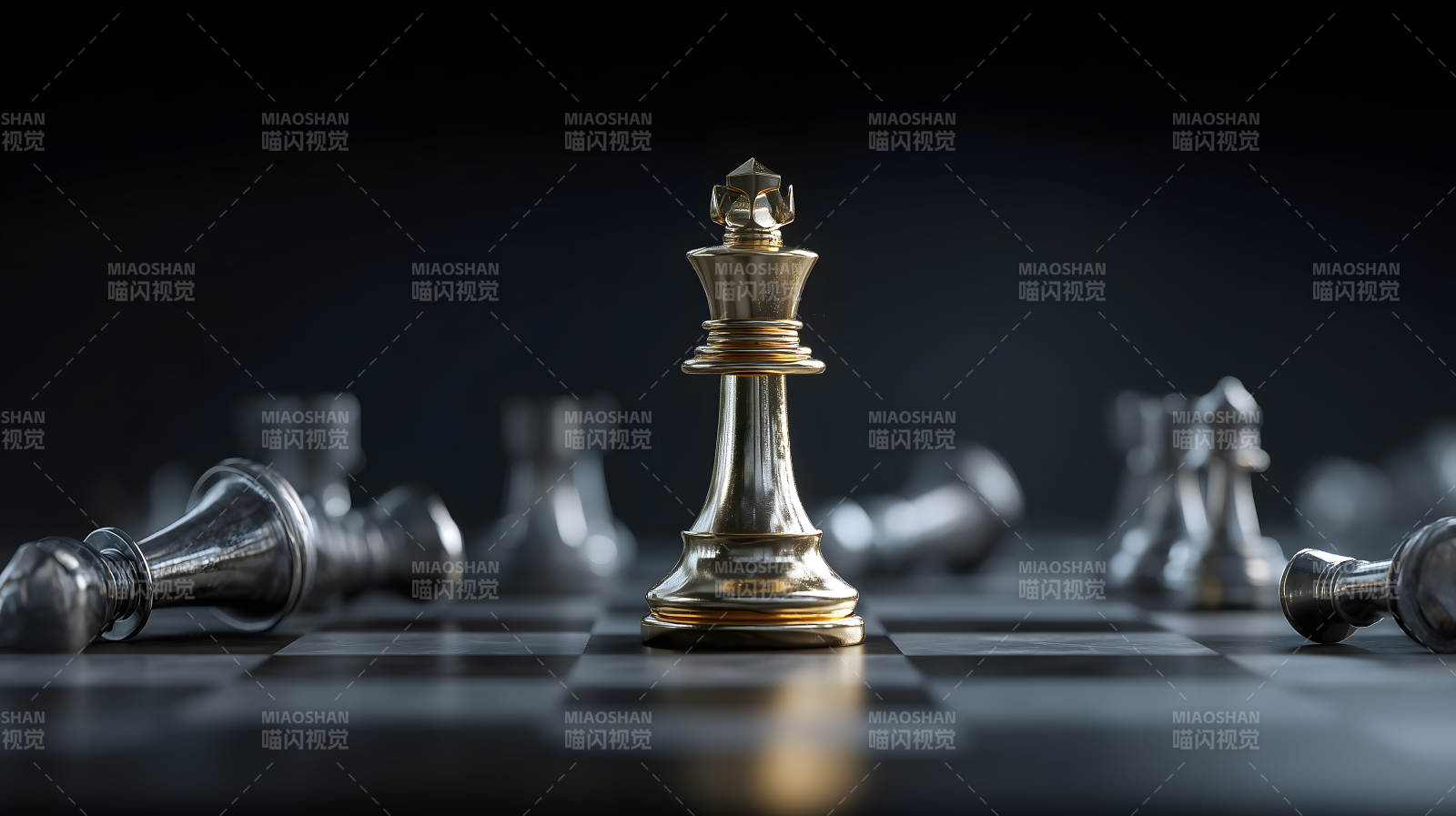 金色国王屹立棋盘图片