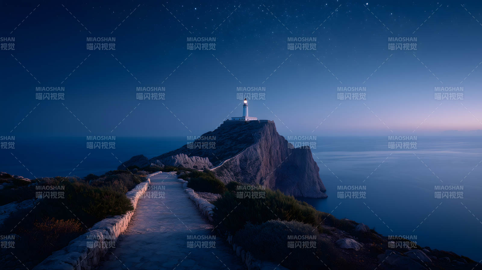 夜幕灯塔守护海洋图片