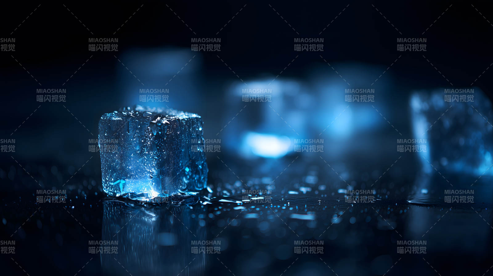 冰块特写蓝色调光图片