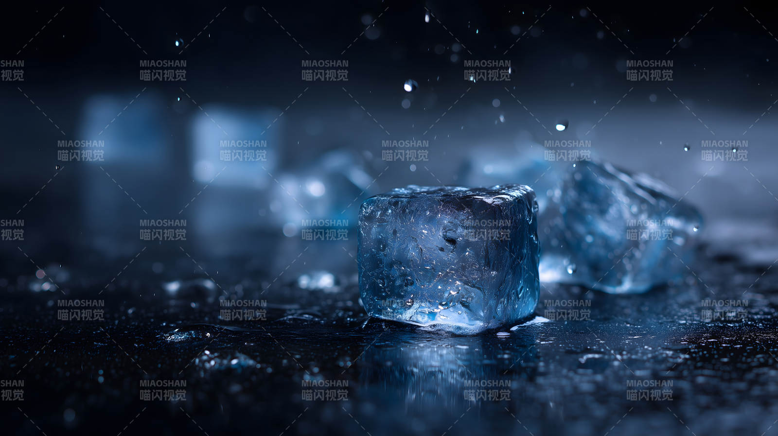 冰块水滴特写图片