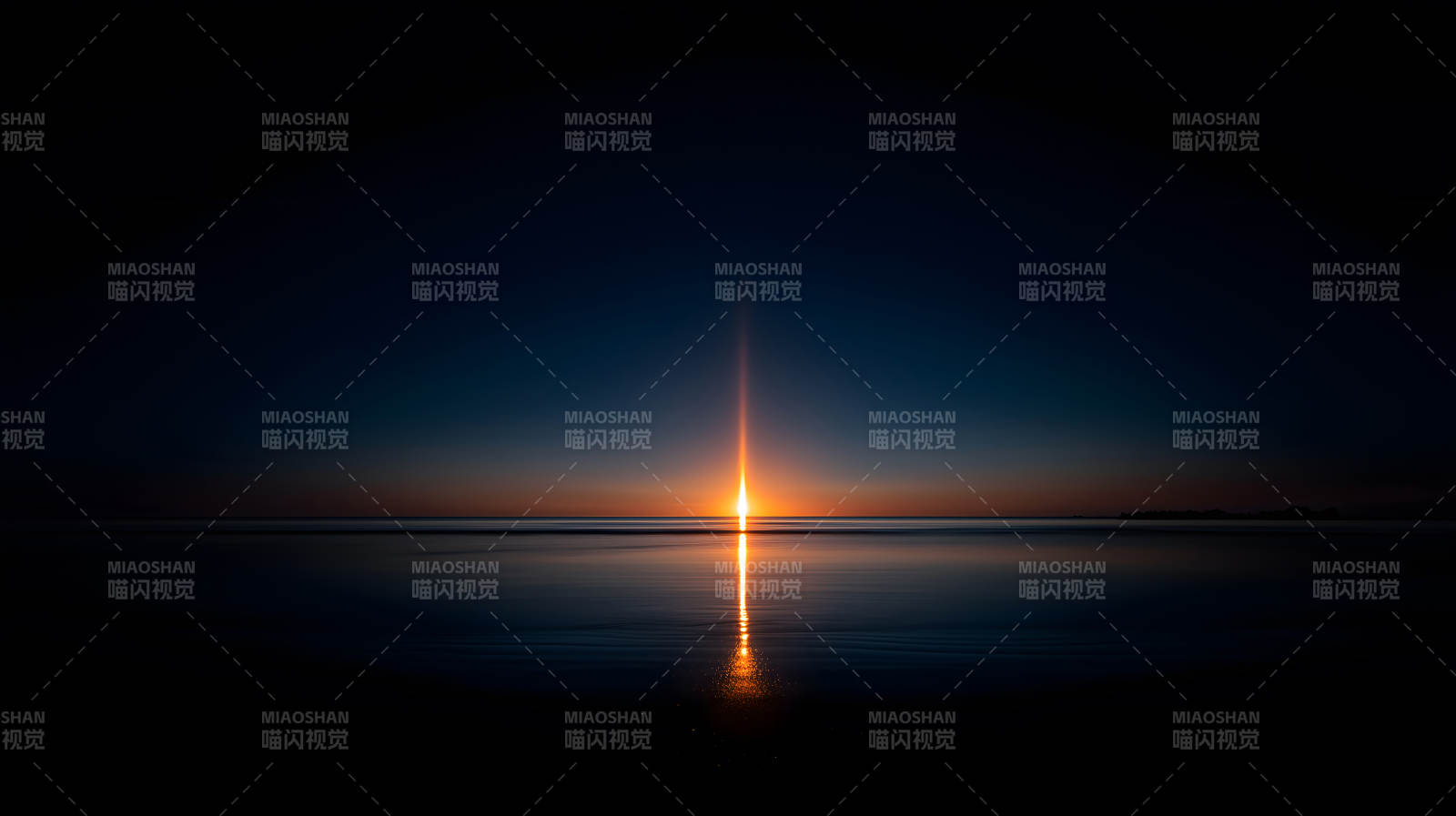 海面夕阳光束夜空图片