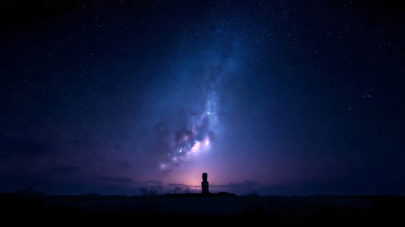 星空下的雕像剪影图片